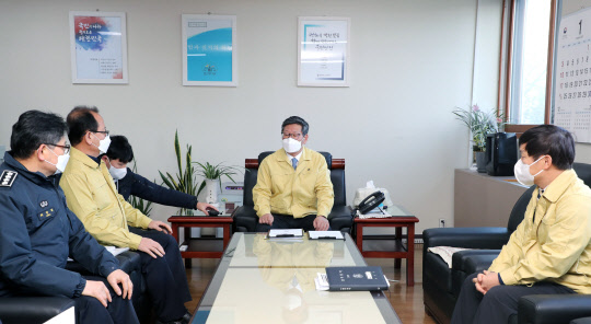 이용구 법무부 차관이 5일 오전 경기 수원시 팔달구 수원구치소를 찾아 수용자 방역 상황에 대한 브리핑을 받고 있다. 연합뉴스